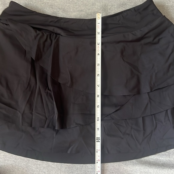 Halara 3-Layered Ruffle tiered tennis/golf skirt with shorts black size large - Picture 4 of 5